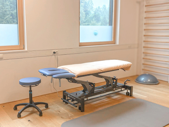 Liege im großen Raum